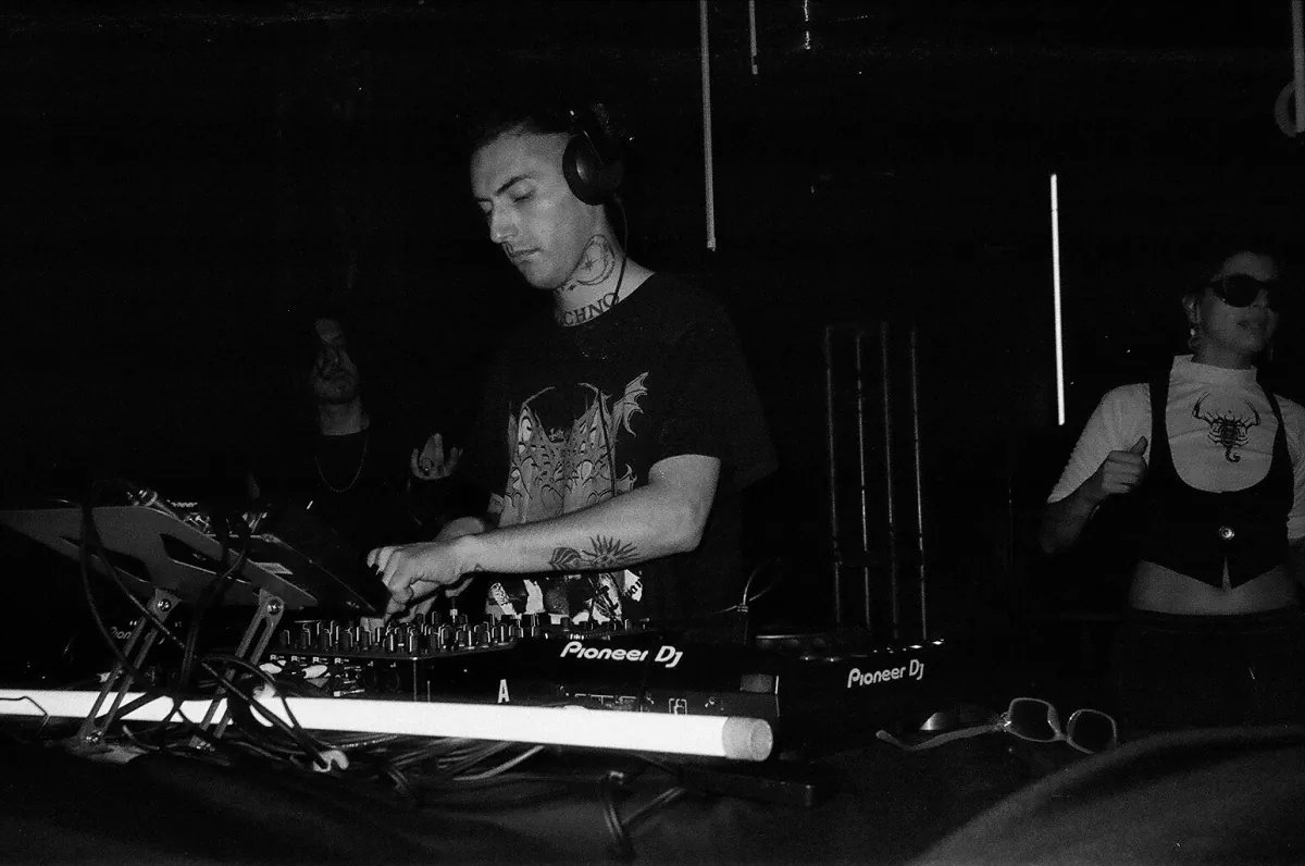 M.P.X. durante un showcase de Inherente Project Records